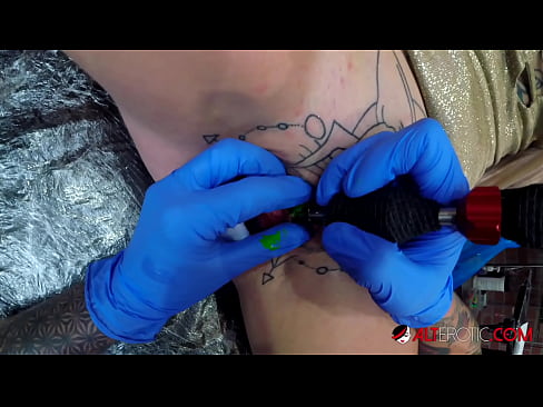 ❤️ Ekstremt tatoveret hottie Sully Savage fik en tatovering på sin klitoris ❌ Sex video at da.yourxxxvideos.ru ❌